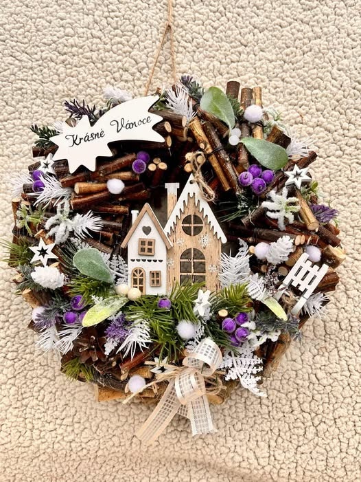 Vánoční/Adventní fialový závěsný věnec