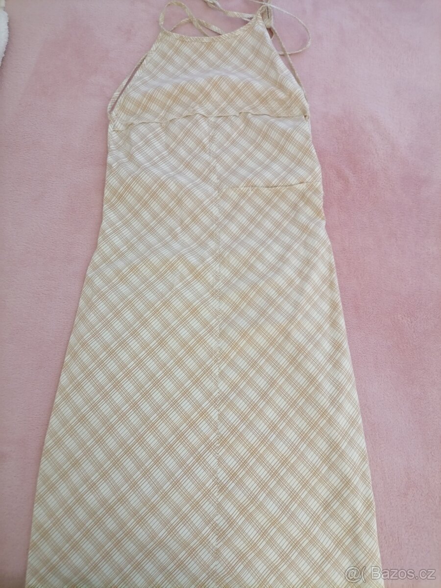Bavlněné letní šaty s velkým  výstřihem na zádech