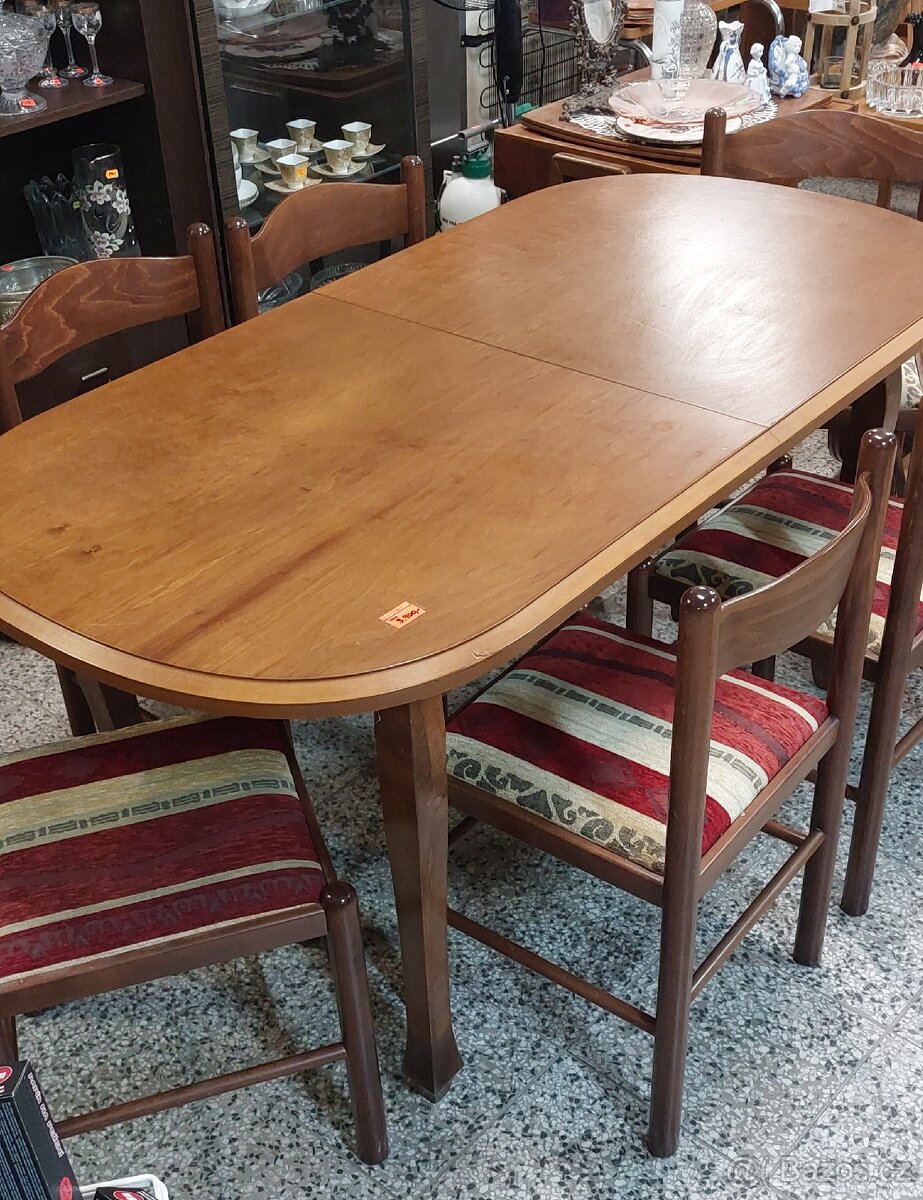 Stůl se šesti židlemi