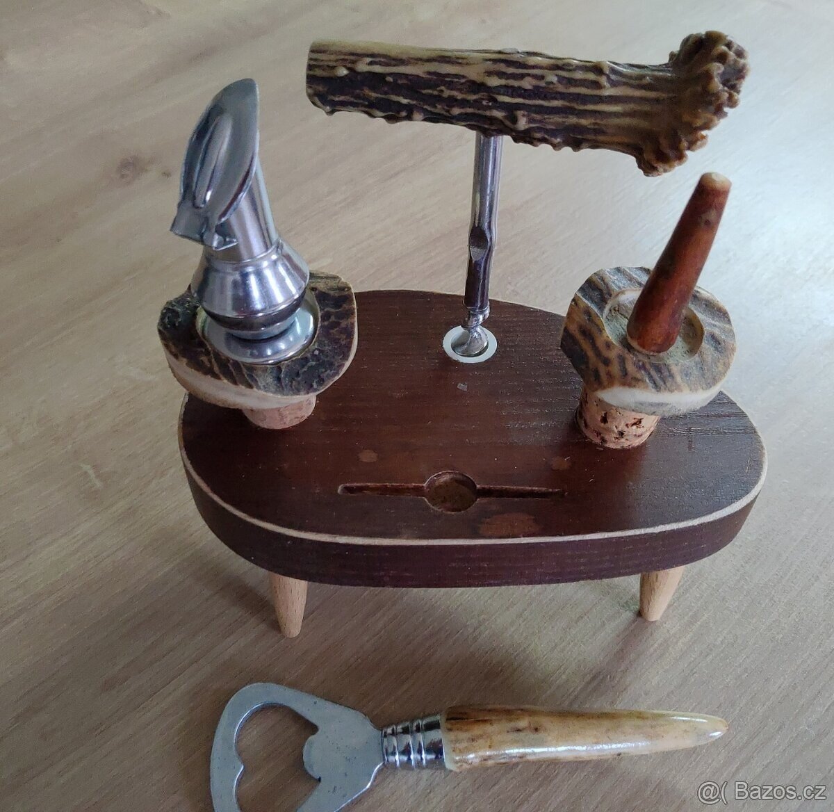 Set z paroží s otvírákem, vývrtkou a špuntem