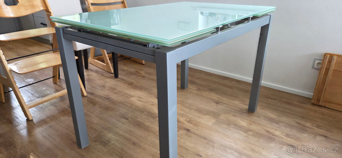 Prodám skleněný jídelní stůl
