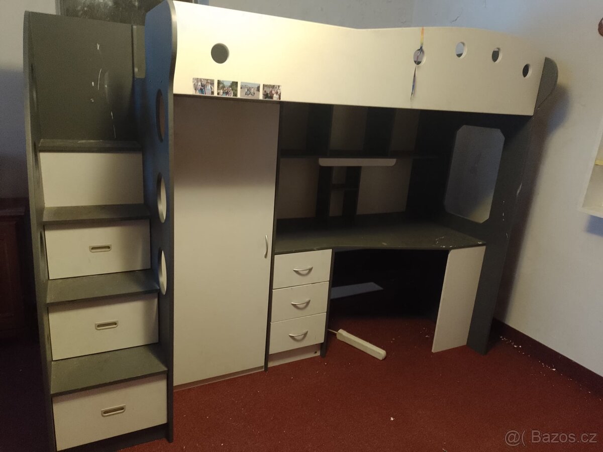 Patrová postel s psacím stolem a skříňí