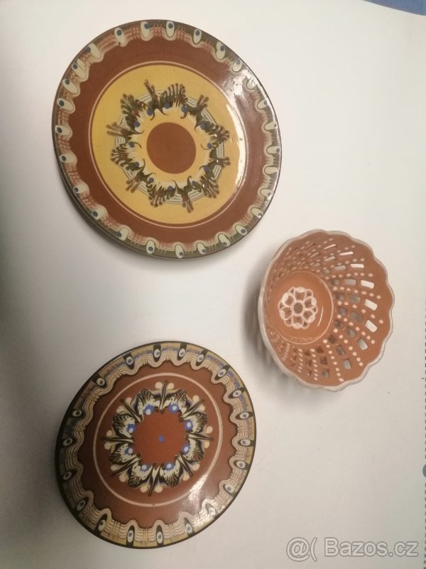 Kameninové džbánky a talíře na zeď