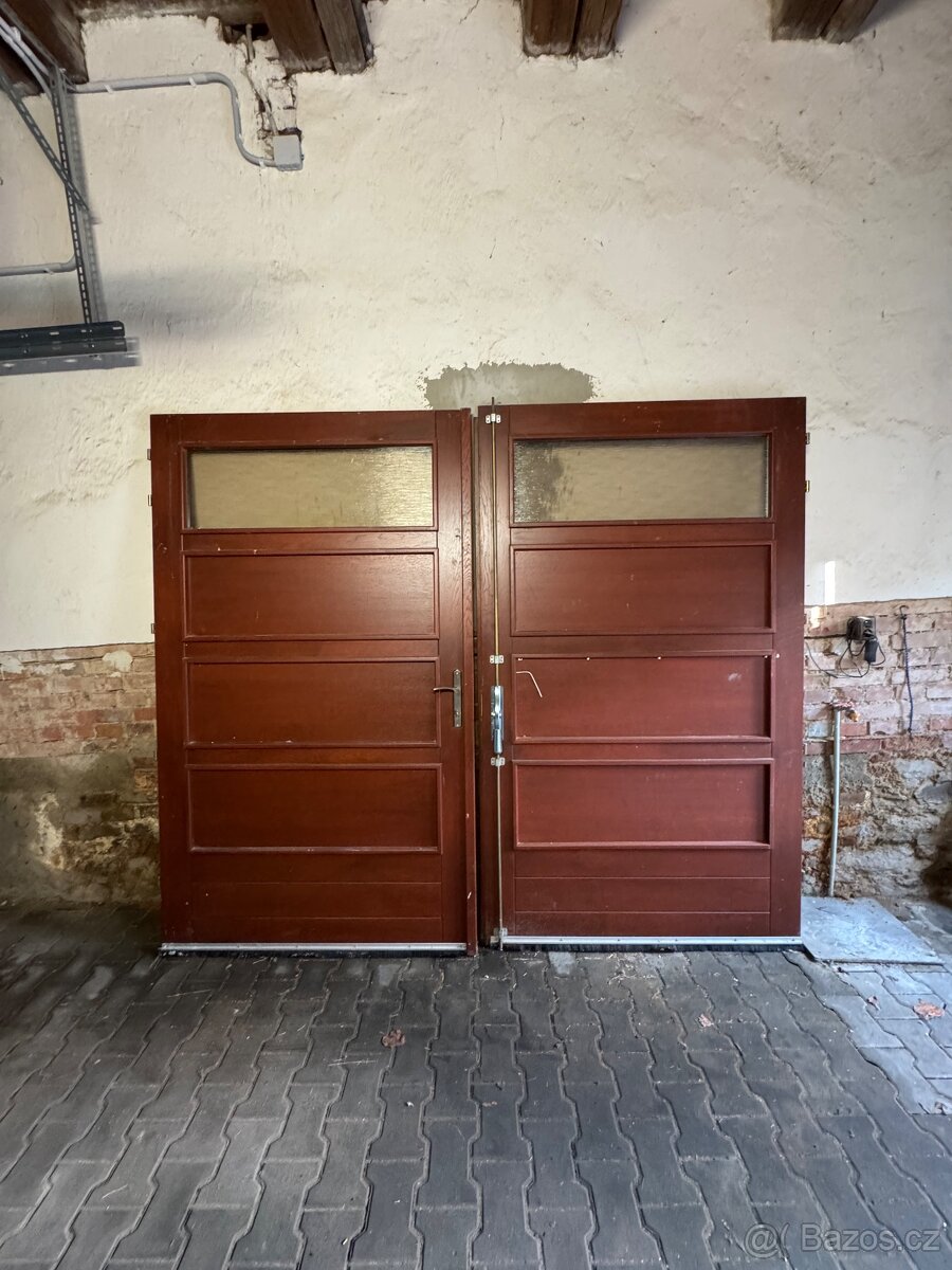 Garážová vrata Dubová