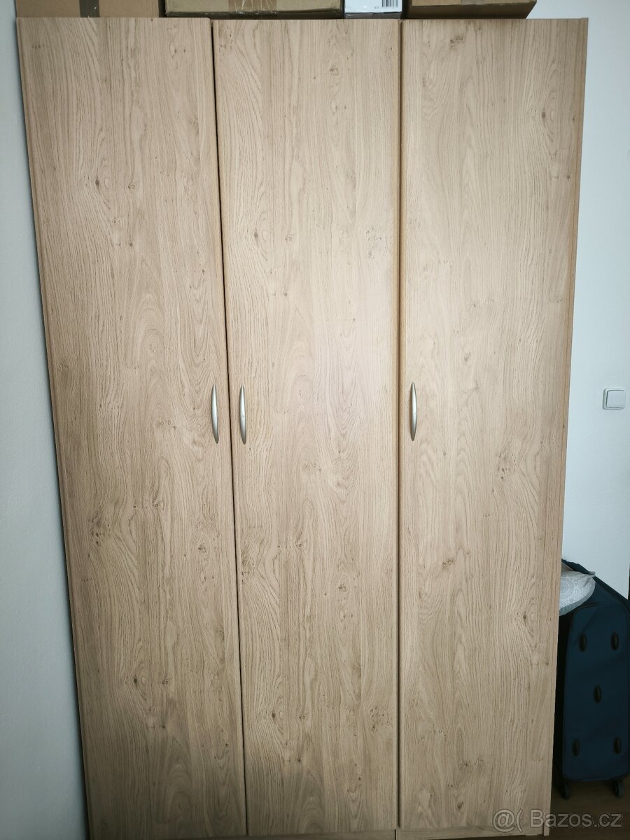 Šatní skřín