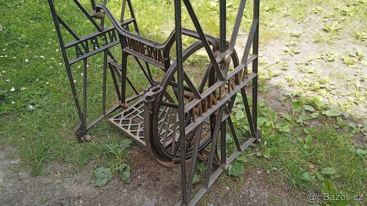 Stolek z šicího stroje, nohy
