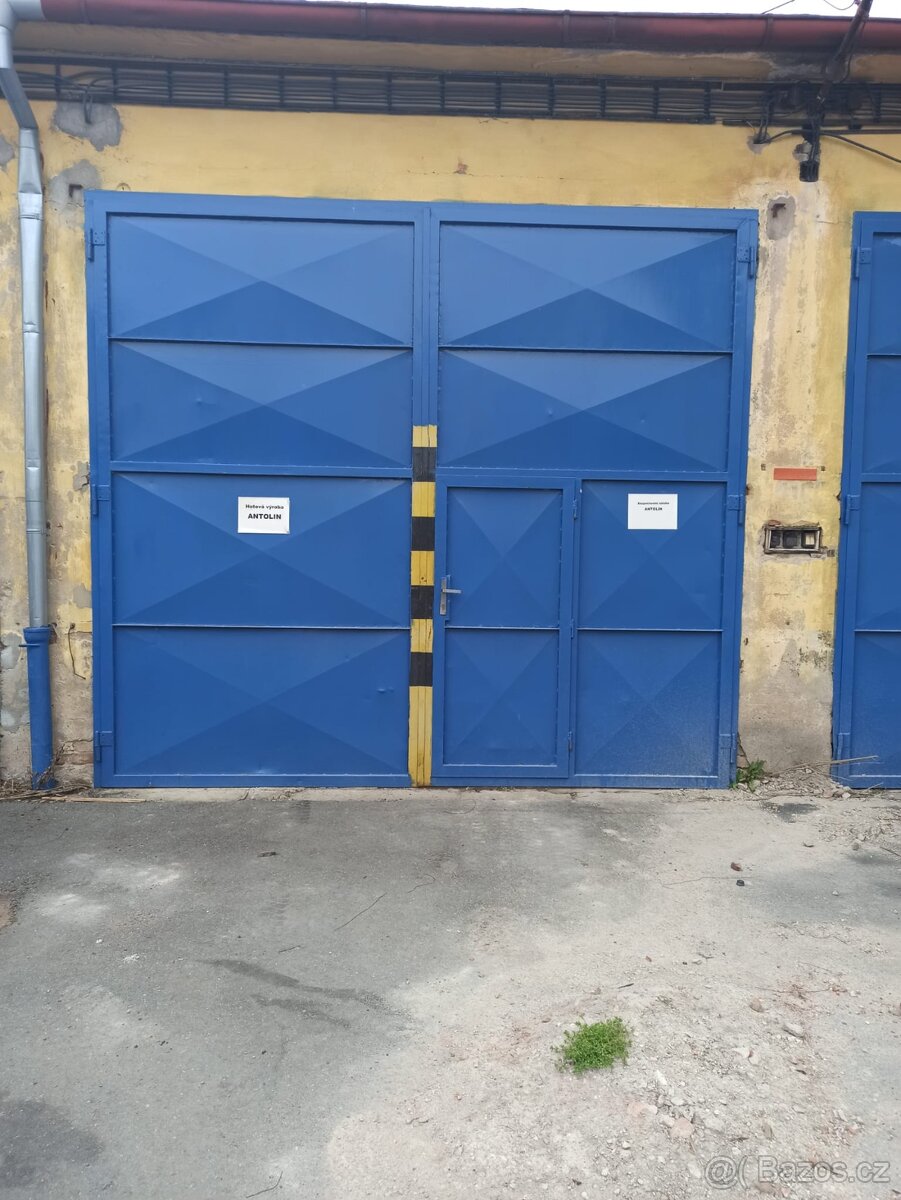 4x plechová vrata šířka 3,8m, výška 3,4m