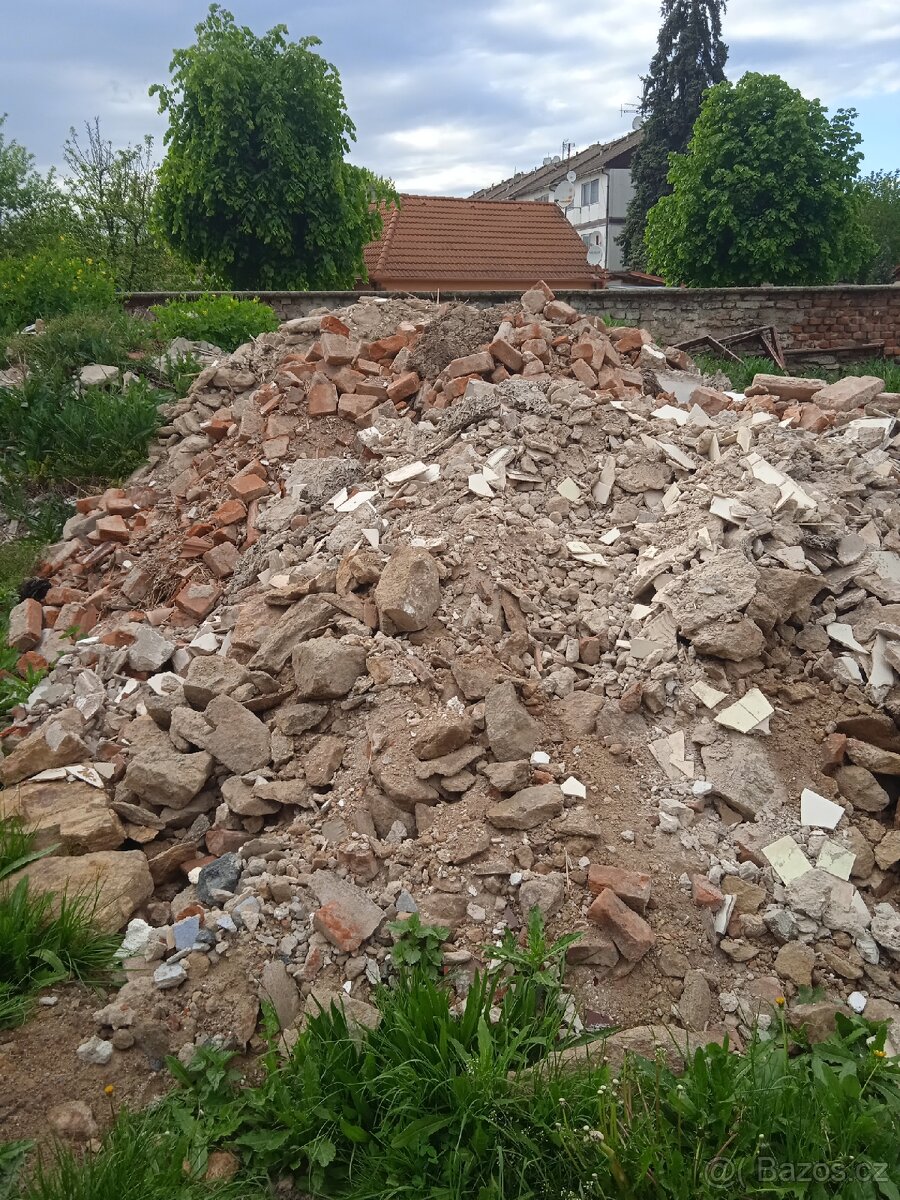 Suť , kameny, cihly