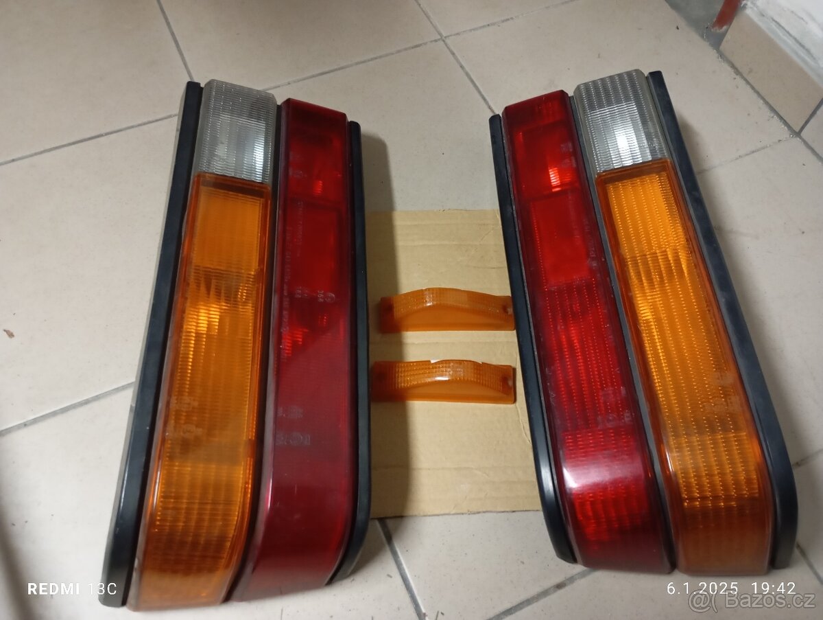 Zadní světla a blikače na staré vozidla Mazda 323
