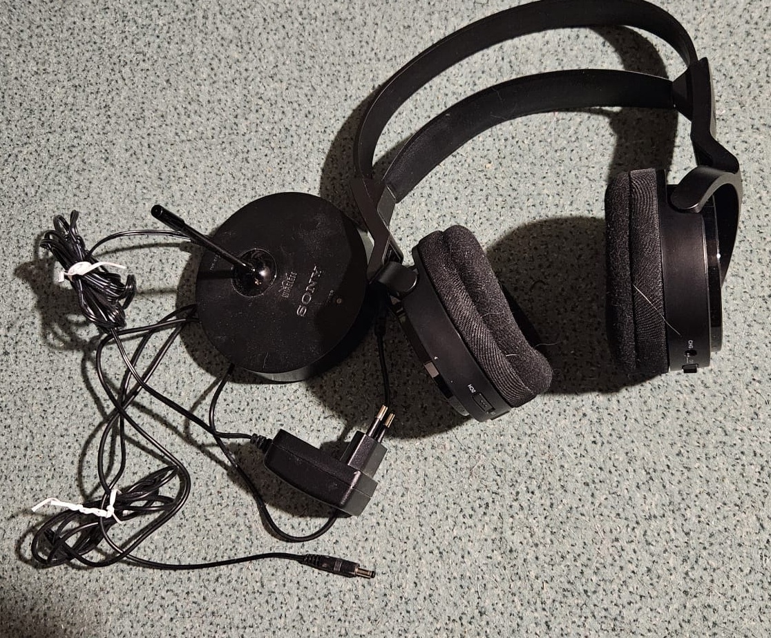 Bezdrátová RF sluchátka SONY TMR-RF810R