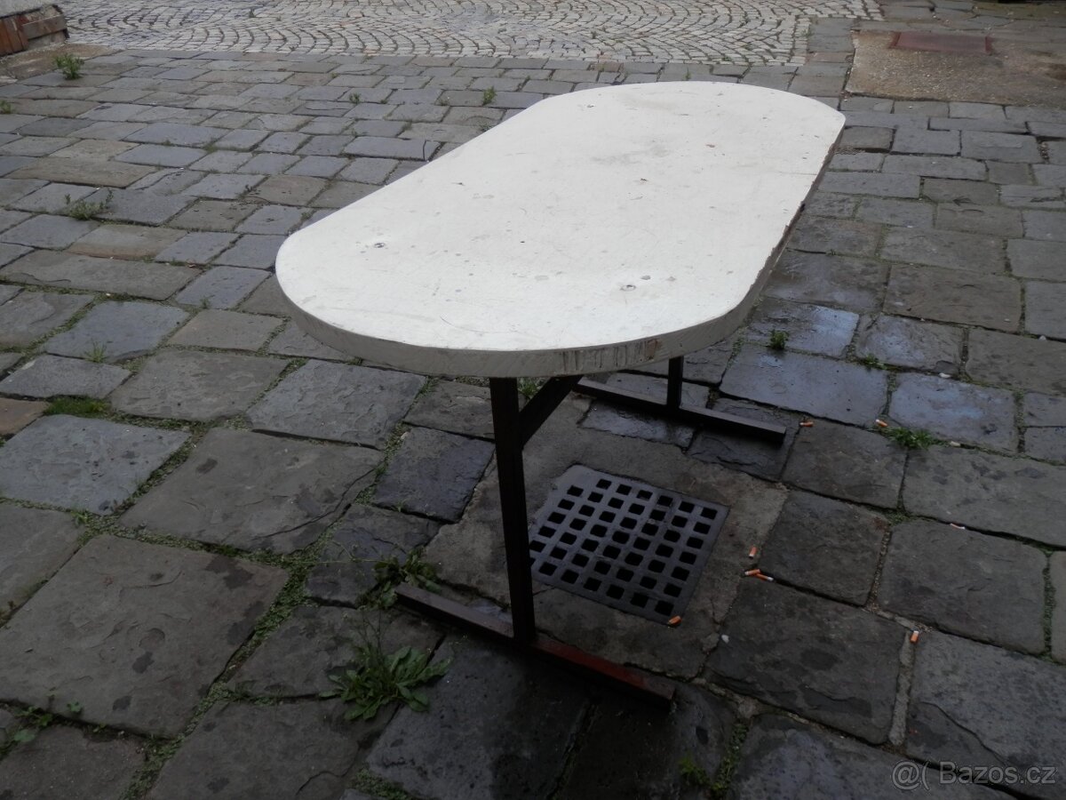 Lehký stůl do garáže.
