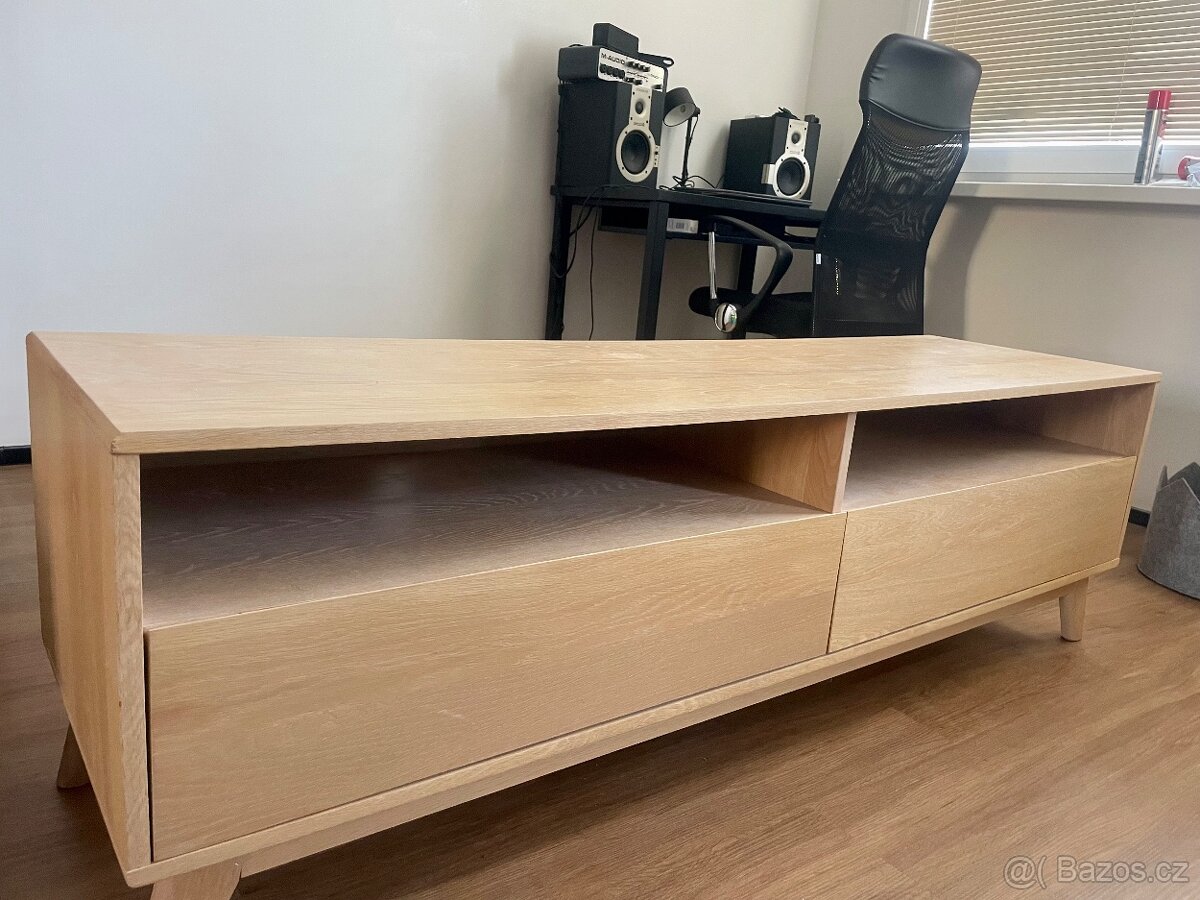 Stůl pod TV