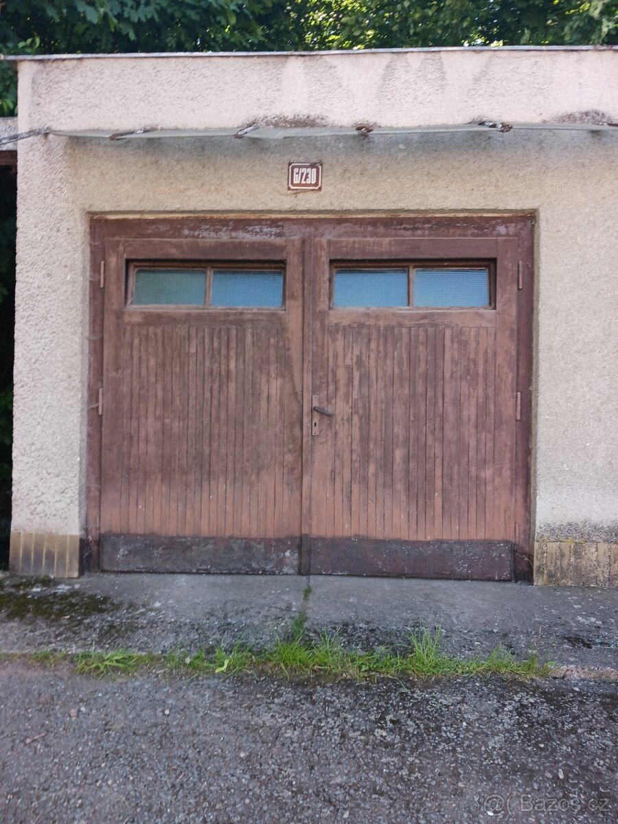 Garáž v Úpici u hlavní silnice, směr Havlovice.