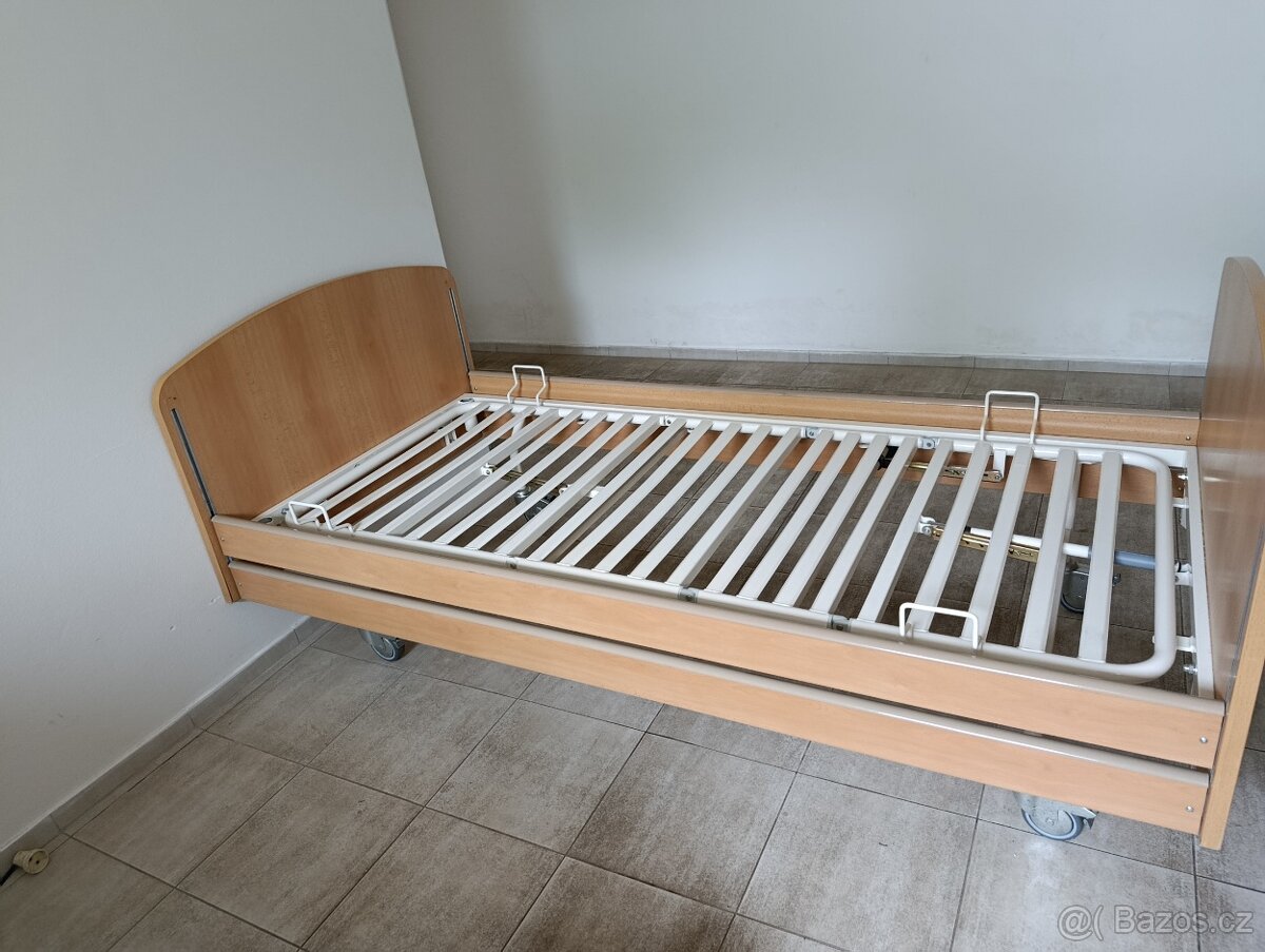 Mechanicka zdravotní polohovaci postel