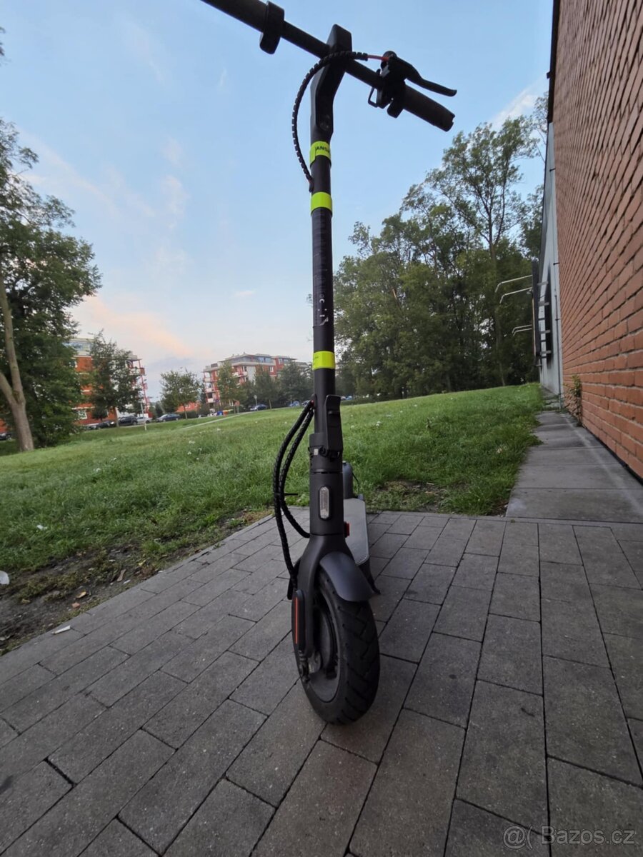 Elektrická koloběžka Xiaomi 4 PRO 2nd Gen černá