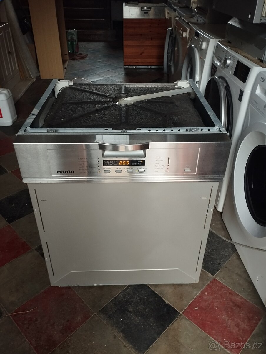 Vestavná nerezová myčka Miele