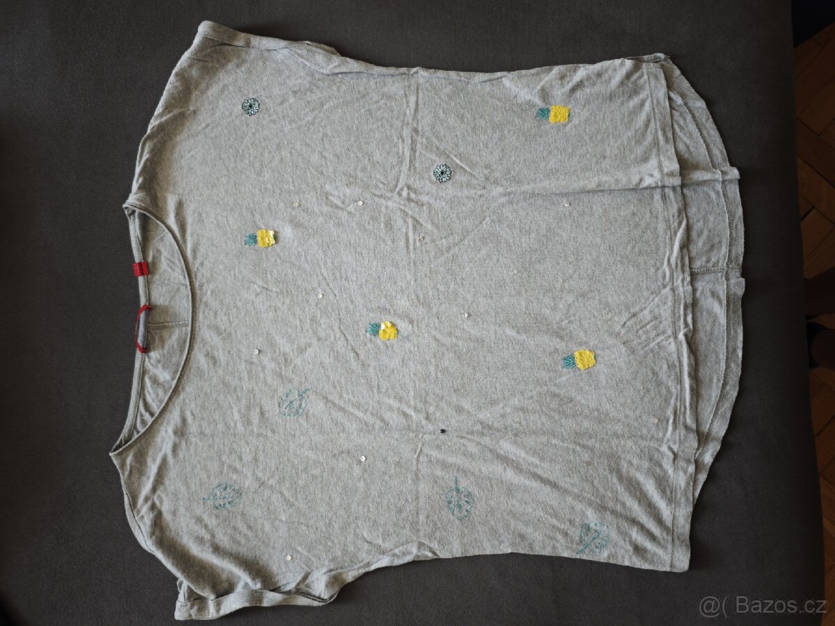 Šedé tričko s ananasy s krátkým rukávem