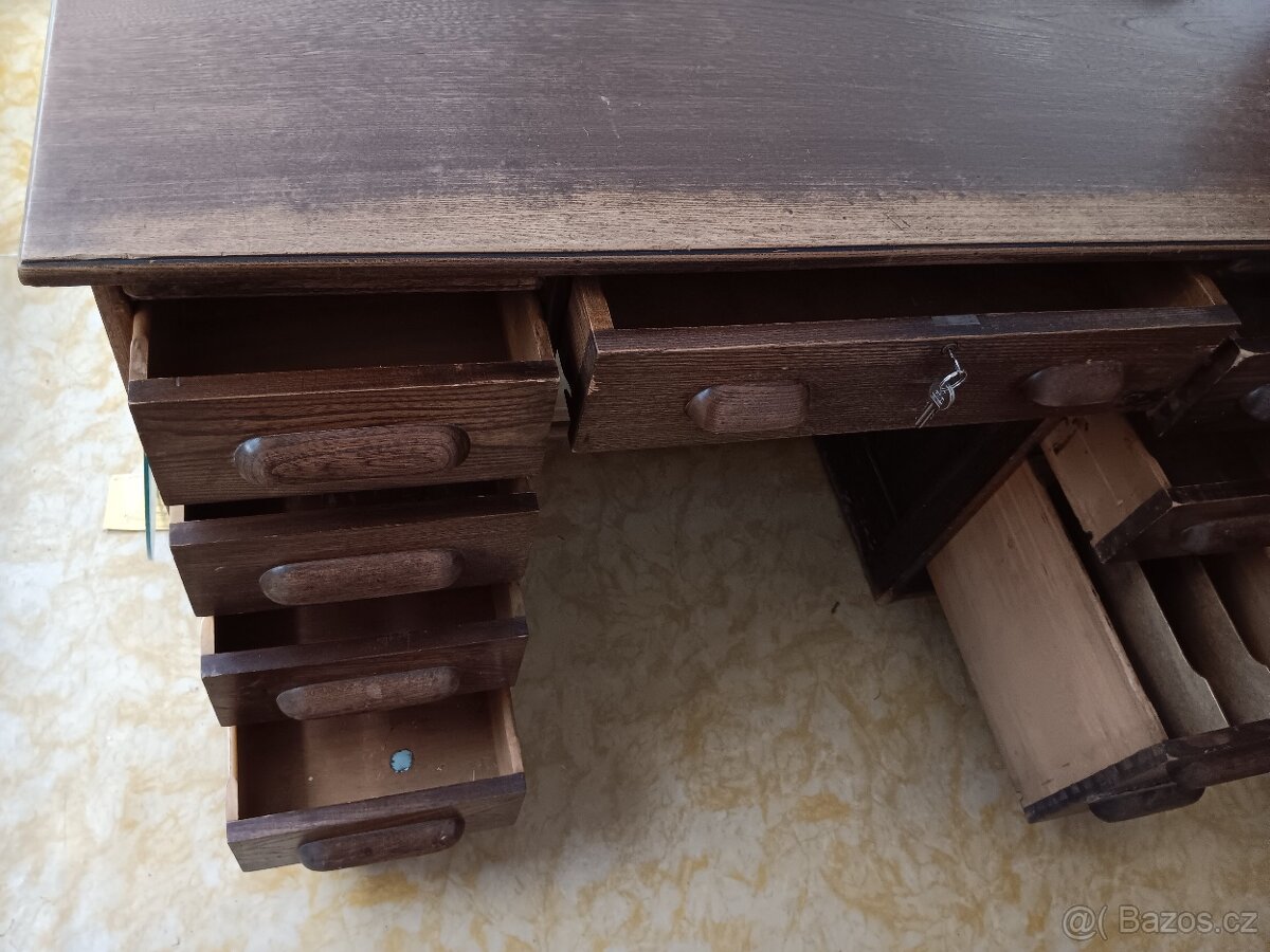 Americký psací stůl