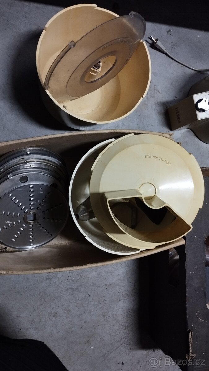 Kuchyňský robot ETA 0100 dva kusy plus příslušenství