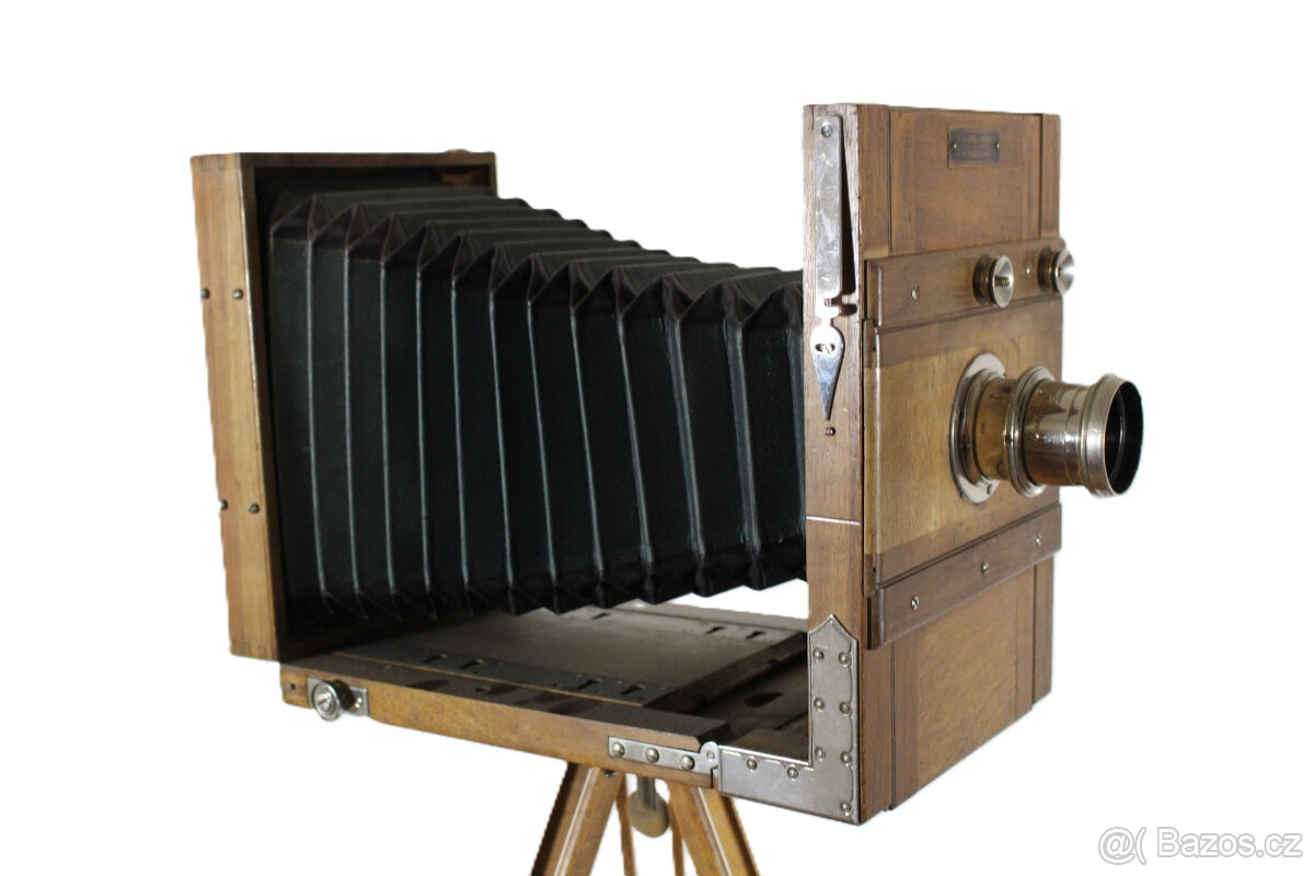 starožitný fotoaparát se statívem