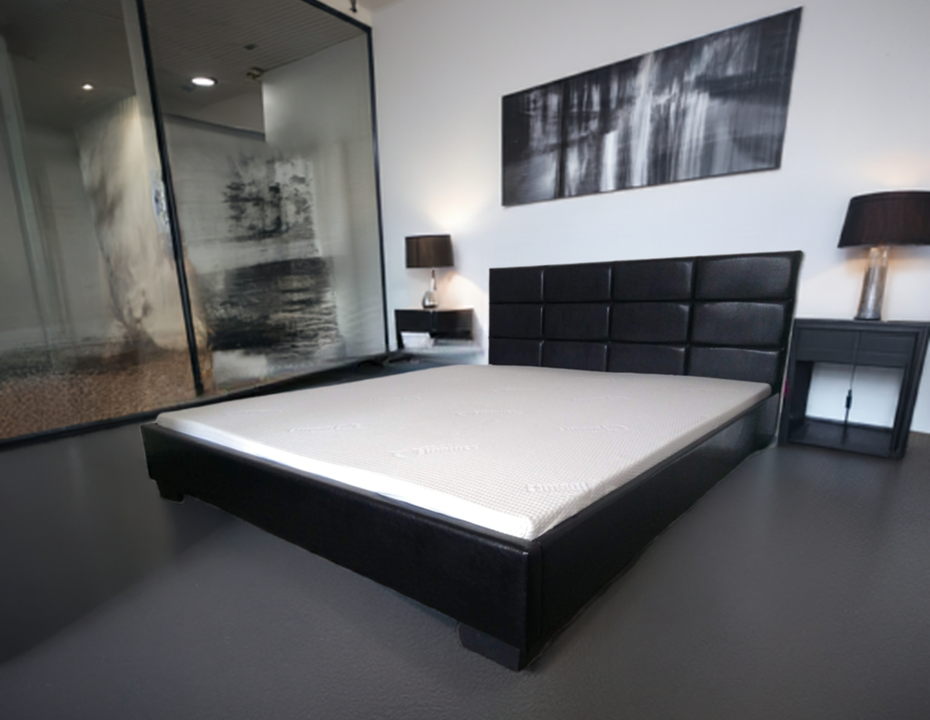 Postel dvoulůžko komplet s matrací a rošty nové