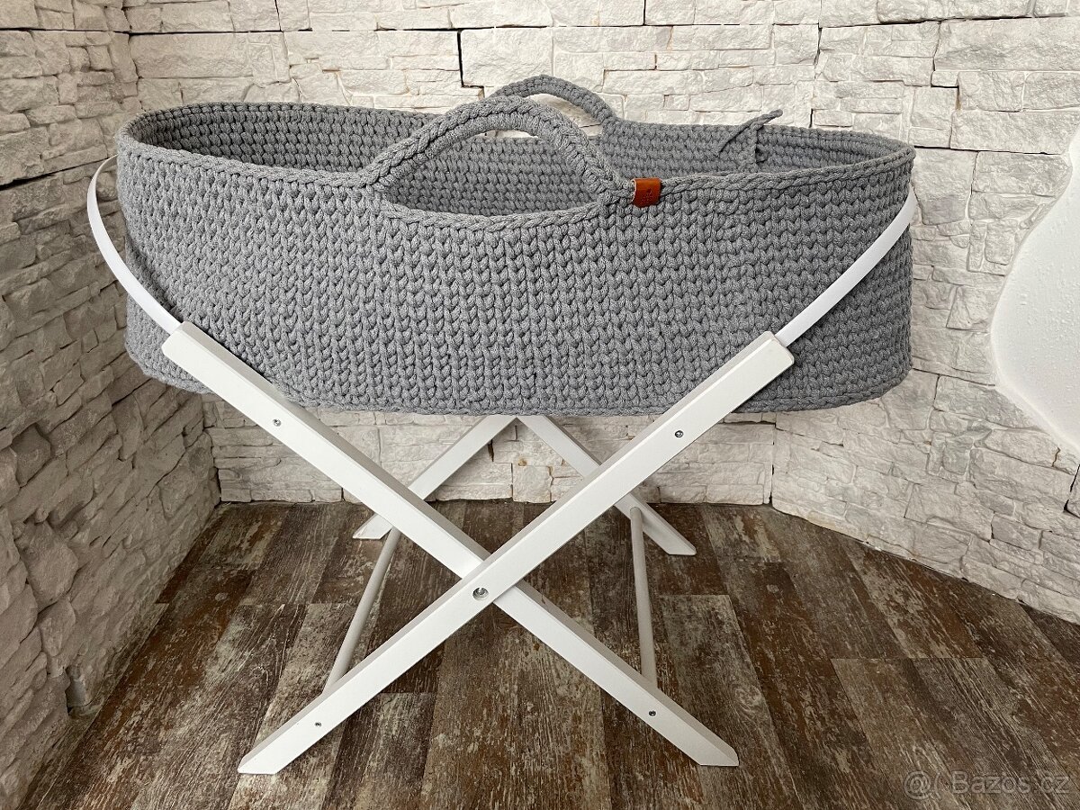 Ručně pletený Mojžíšův koš + dřevěná stolička