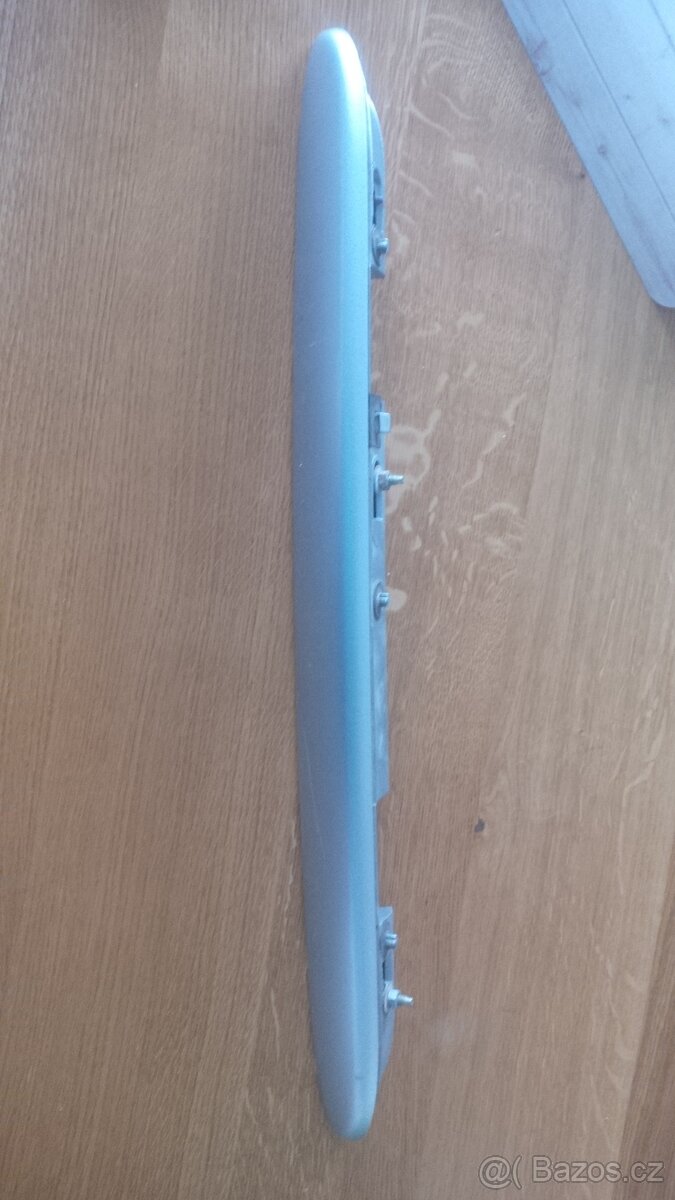Madlo na otevírání 5. dveří nad SPZ
