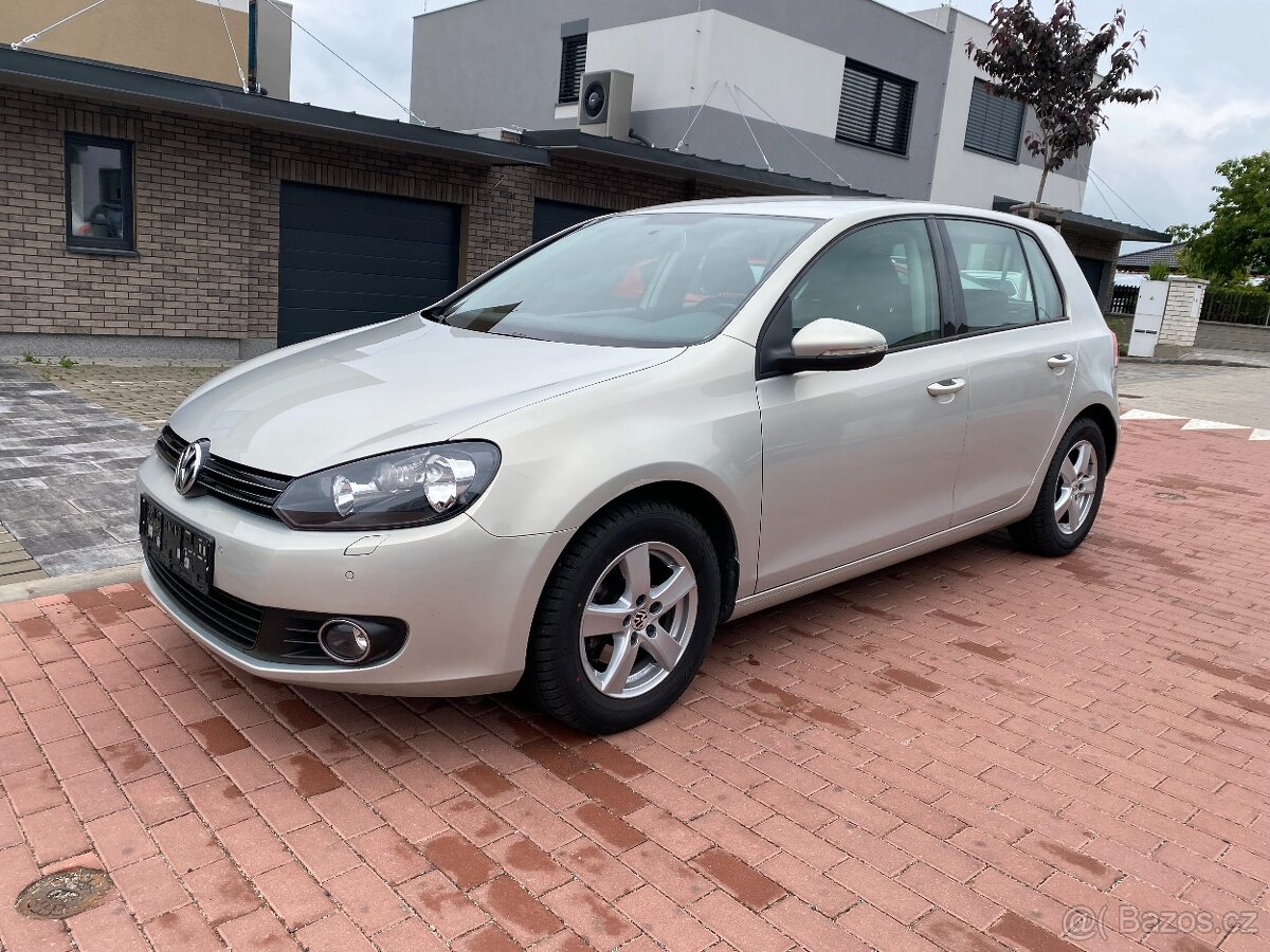 VW Golf 1.6 TDI, r. 10/2012, klima, ALU kola, nová STK