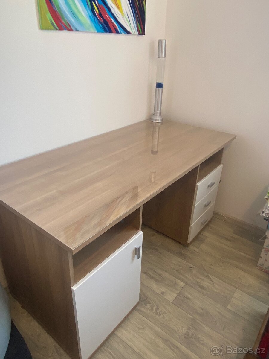 Psací stůl s krycí deskou