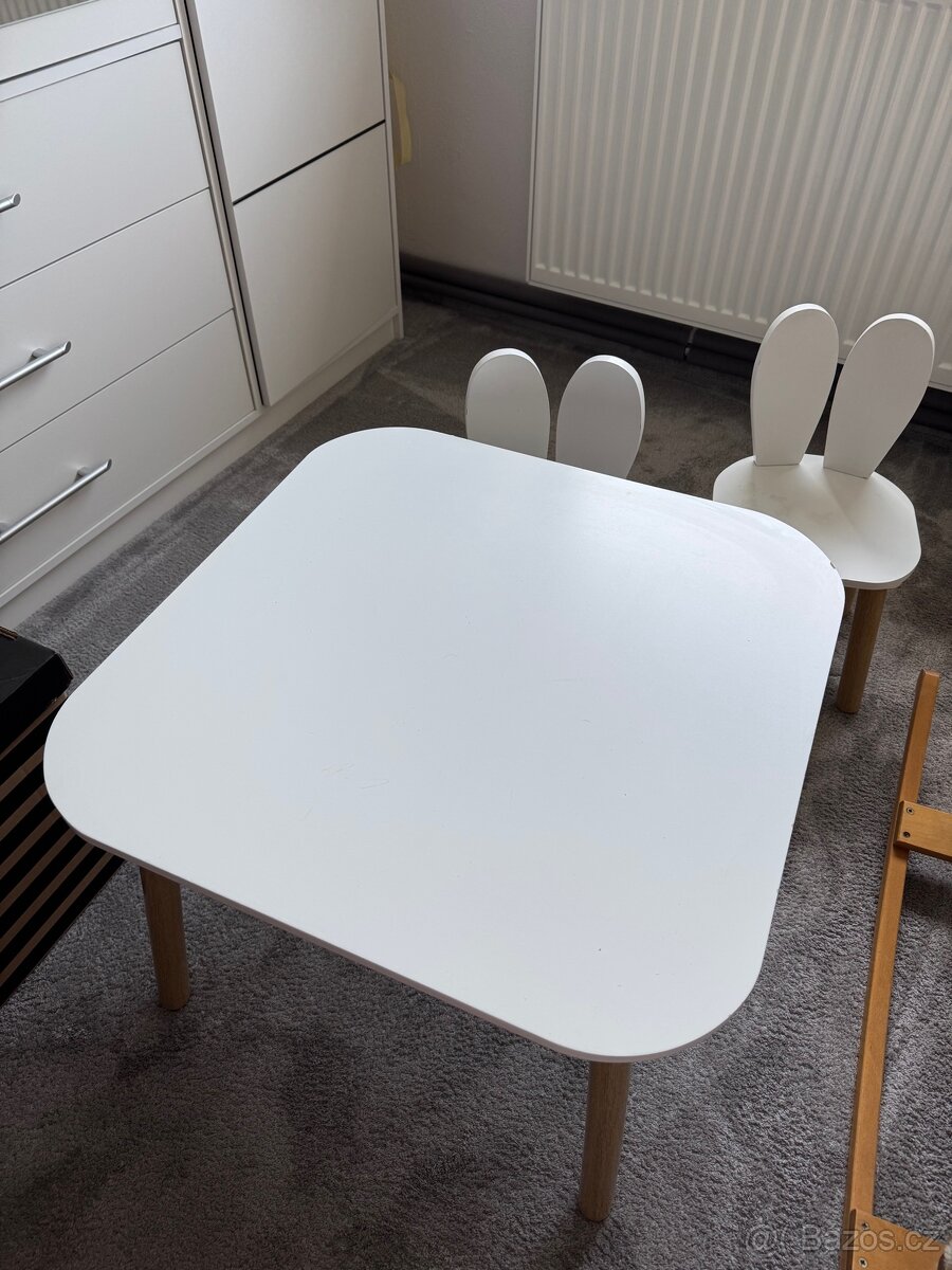 Dětský stolek s židličkami