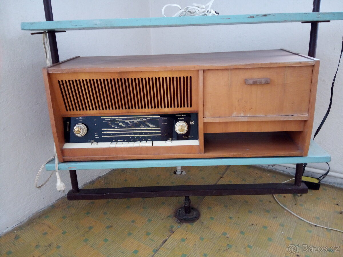 Stare radio a postel