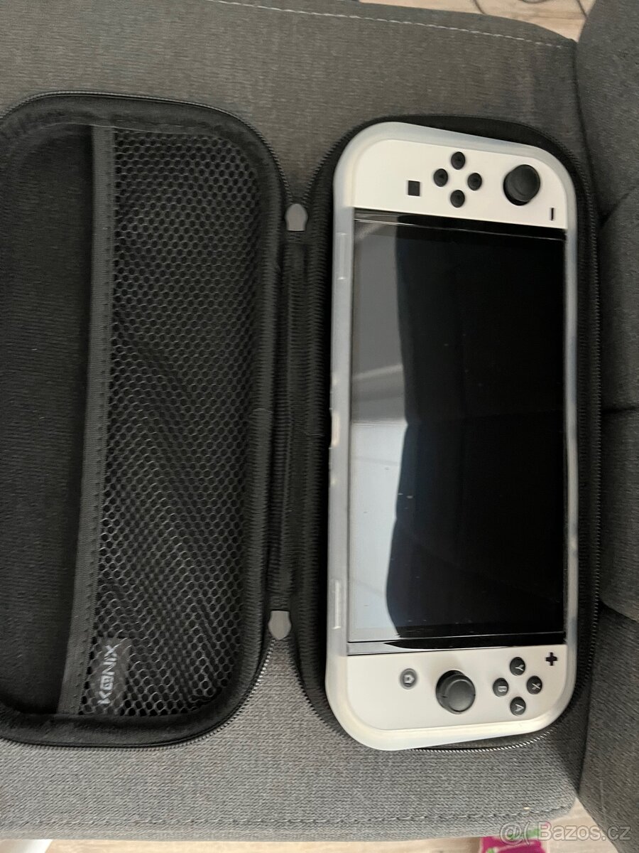 Nintendo Switch OLED plus pouzdro a nalepená folie