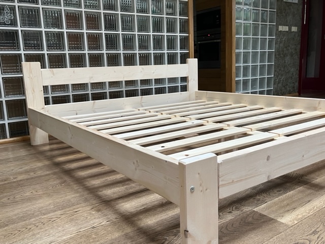 Nová, masivní postel 180 x 200 rošt,zesílený RÁM