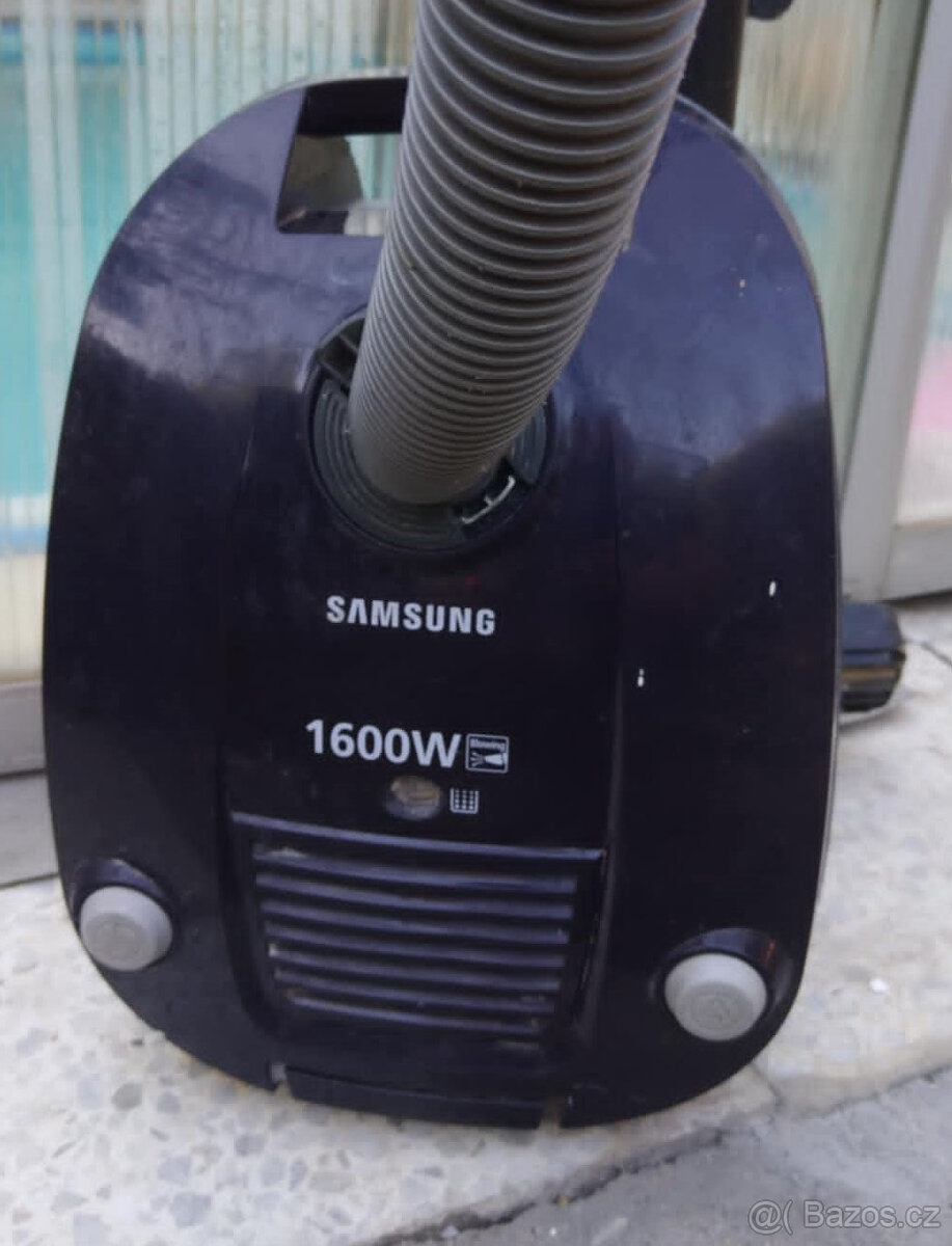 Funkční vysavač Samsung s látkovým sáčkem a nádobkou na tyči