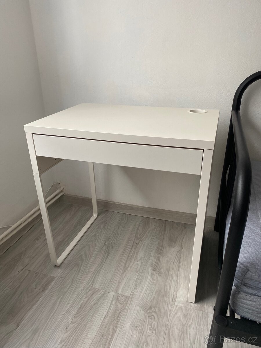 Malý pracovní stolek Ikea