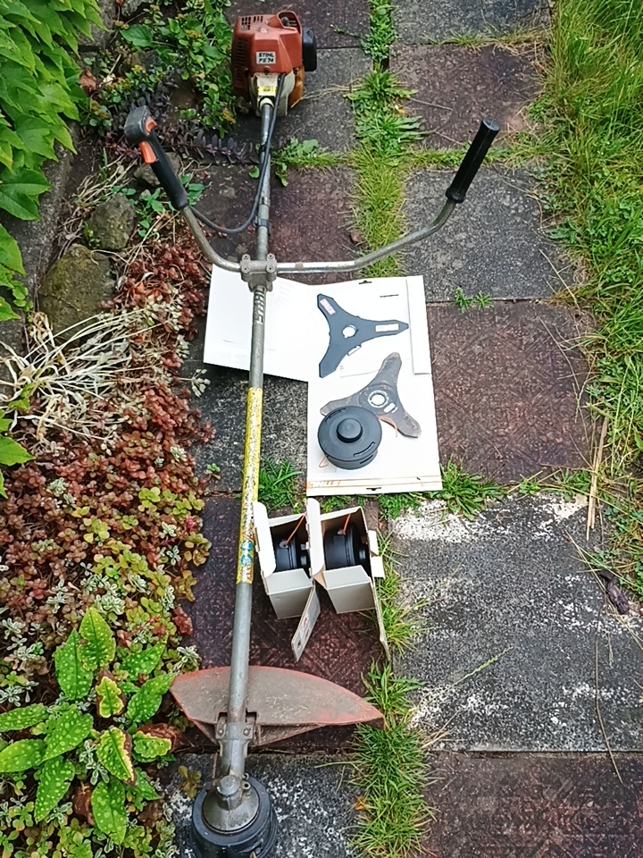 Křovinořez FS 74