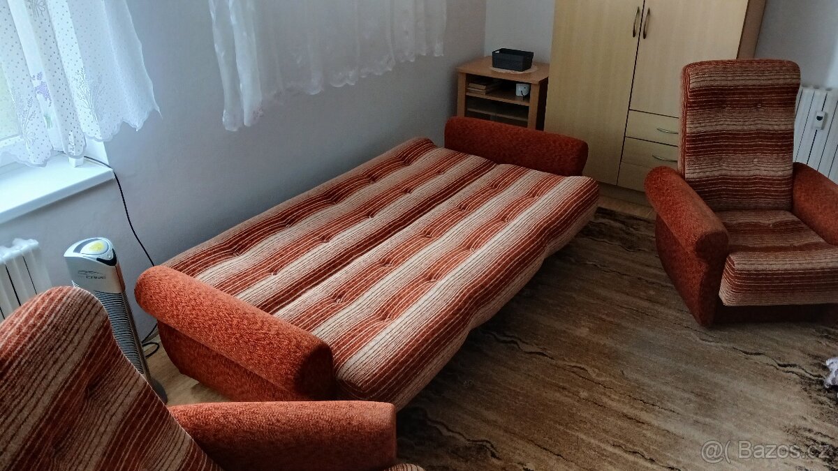 Rozkládací gauč a dvě křesla