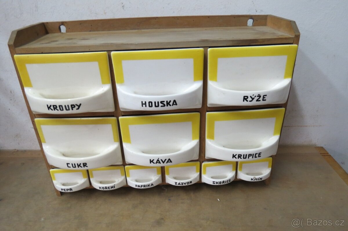 Kořenky na zeď v dřevěné poličce