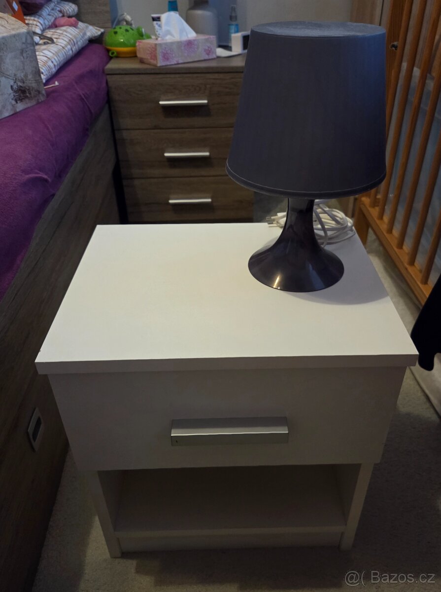 Noční stolek JYSK, lampička IKEA