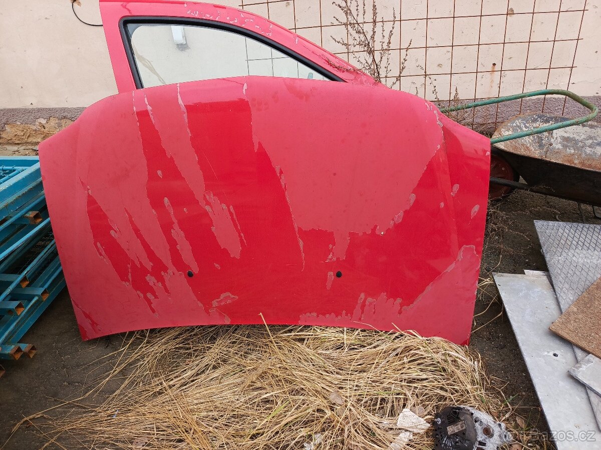 Kapota na Dacia Logan 1.4 rok 2006 55 kw - viz foto- Klatovy