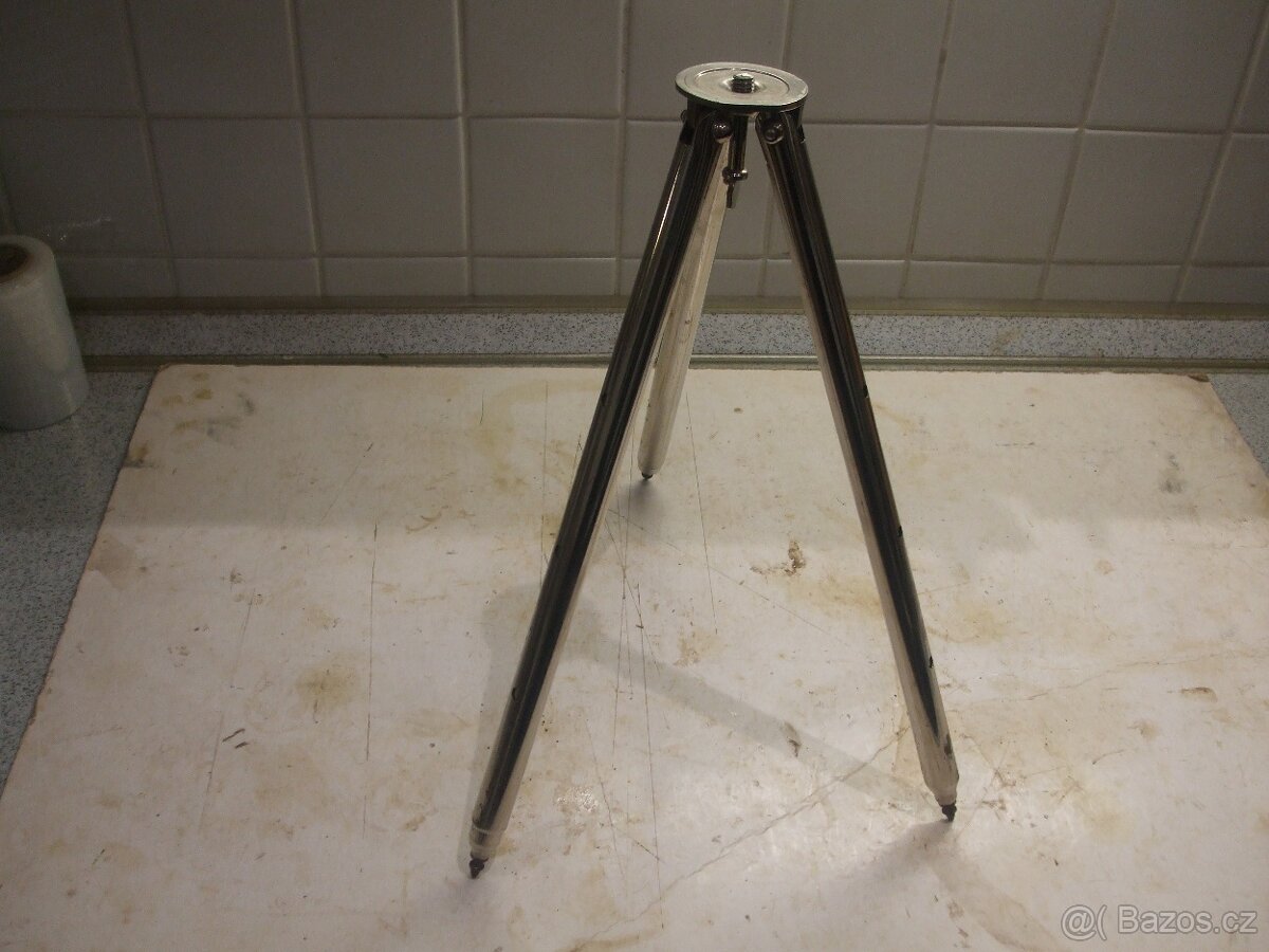 Starý stativ k fotoaparátu.
