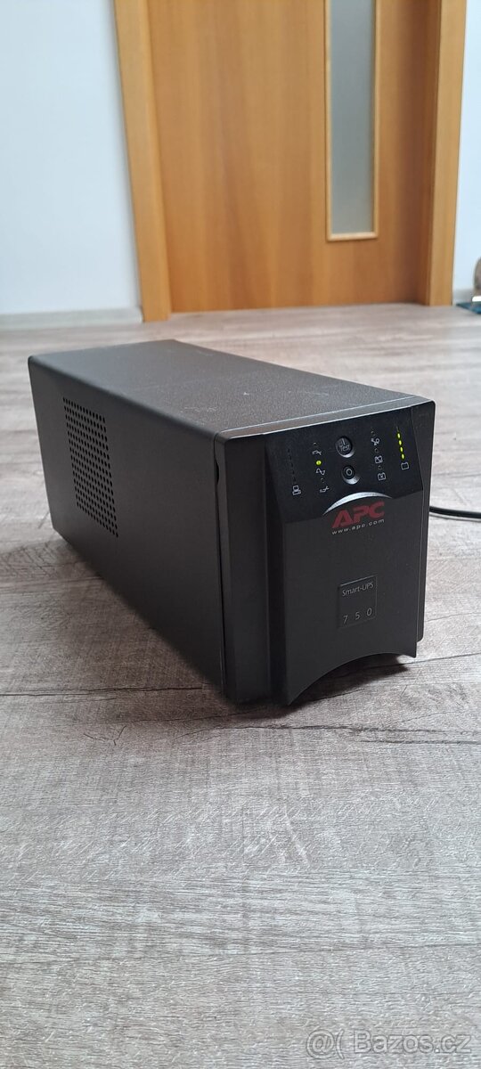 Záložní zdroj UPS APC 750