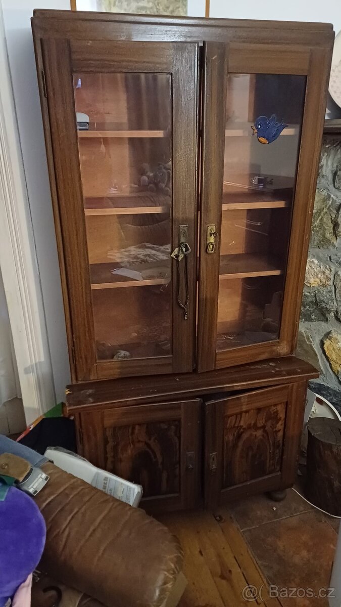 Drevena prosklena skrin