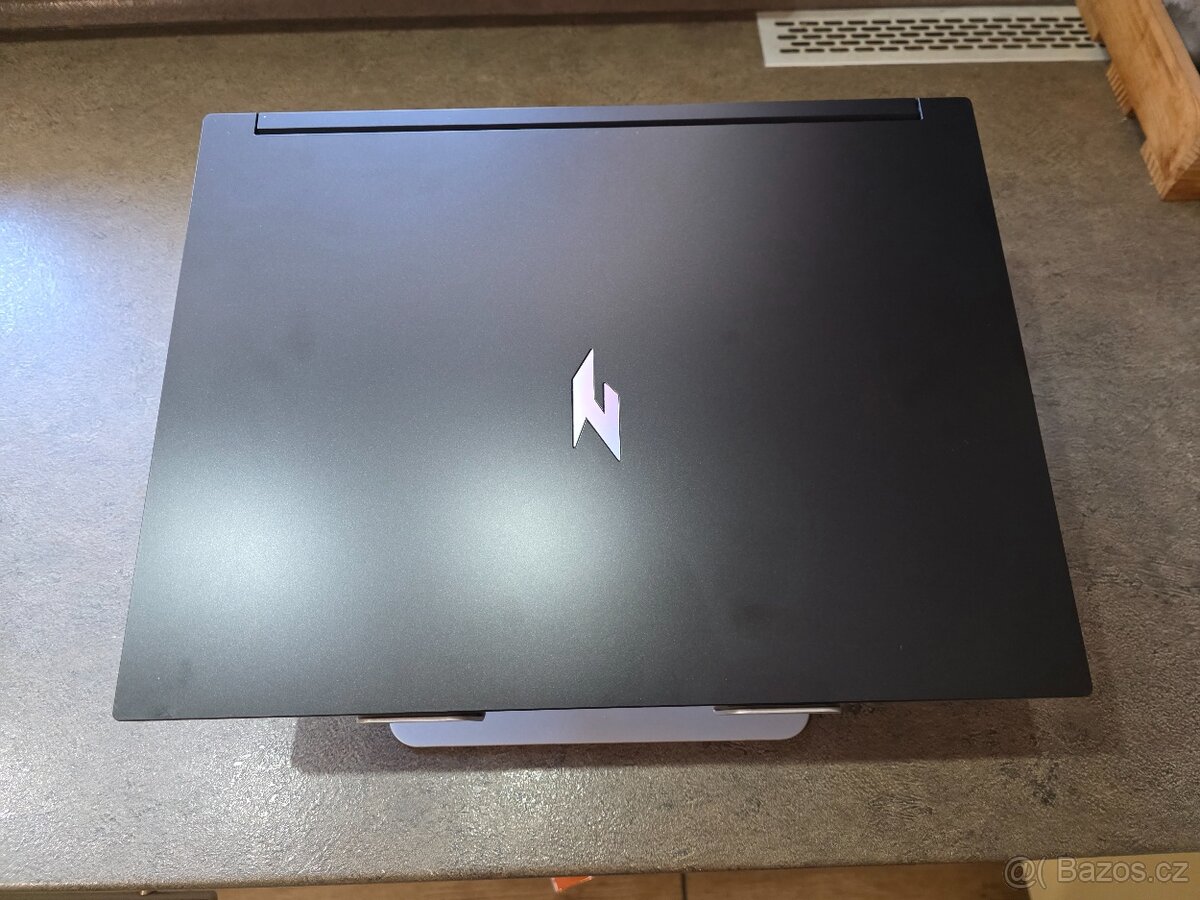Acer Nitro V 16 AI (ANV16-42-R6KN)