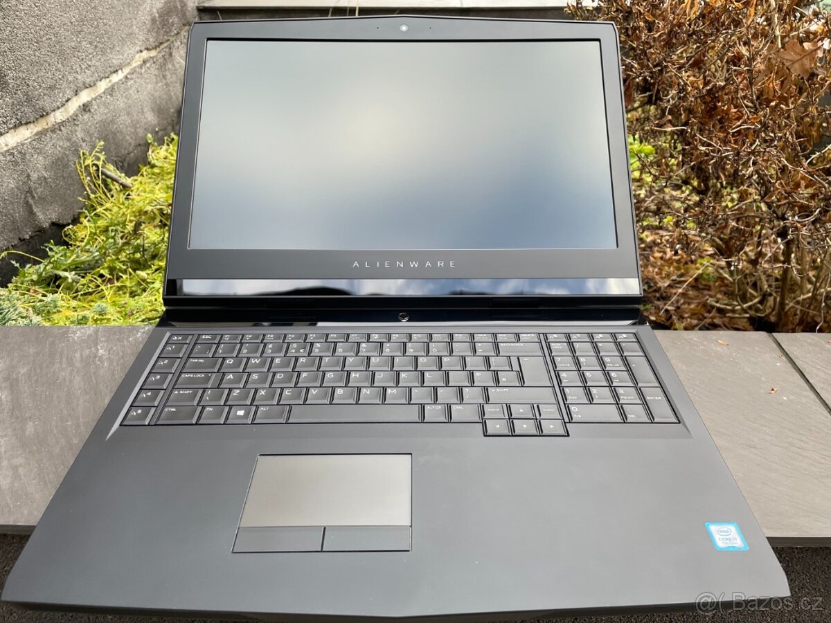 herní Dell Alienware 17 - i7-7820HK, GeForce GTX 1080 8GB