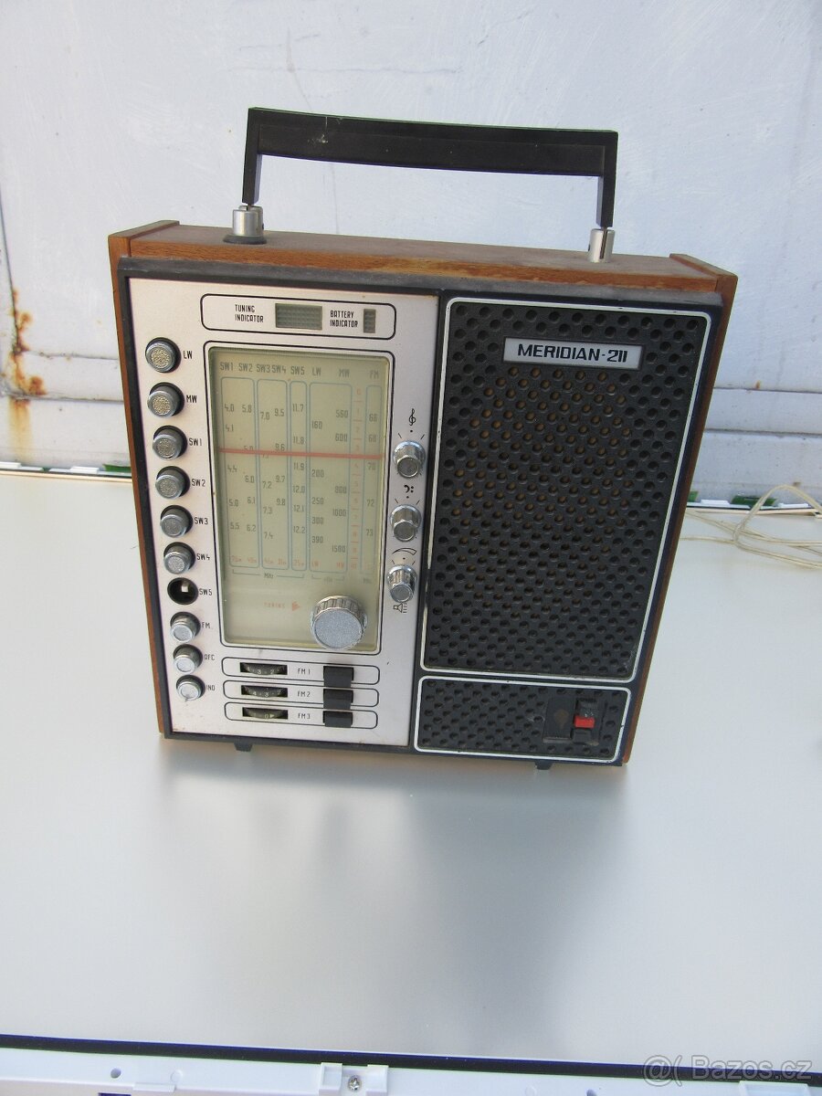 Nabízím retro radio Meridian. Radio nehraje. Chybí tlačítko.