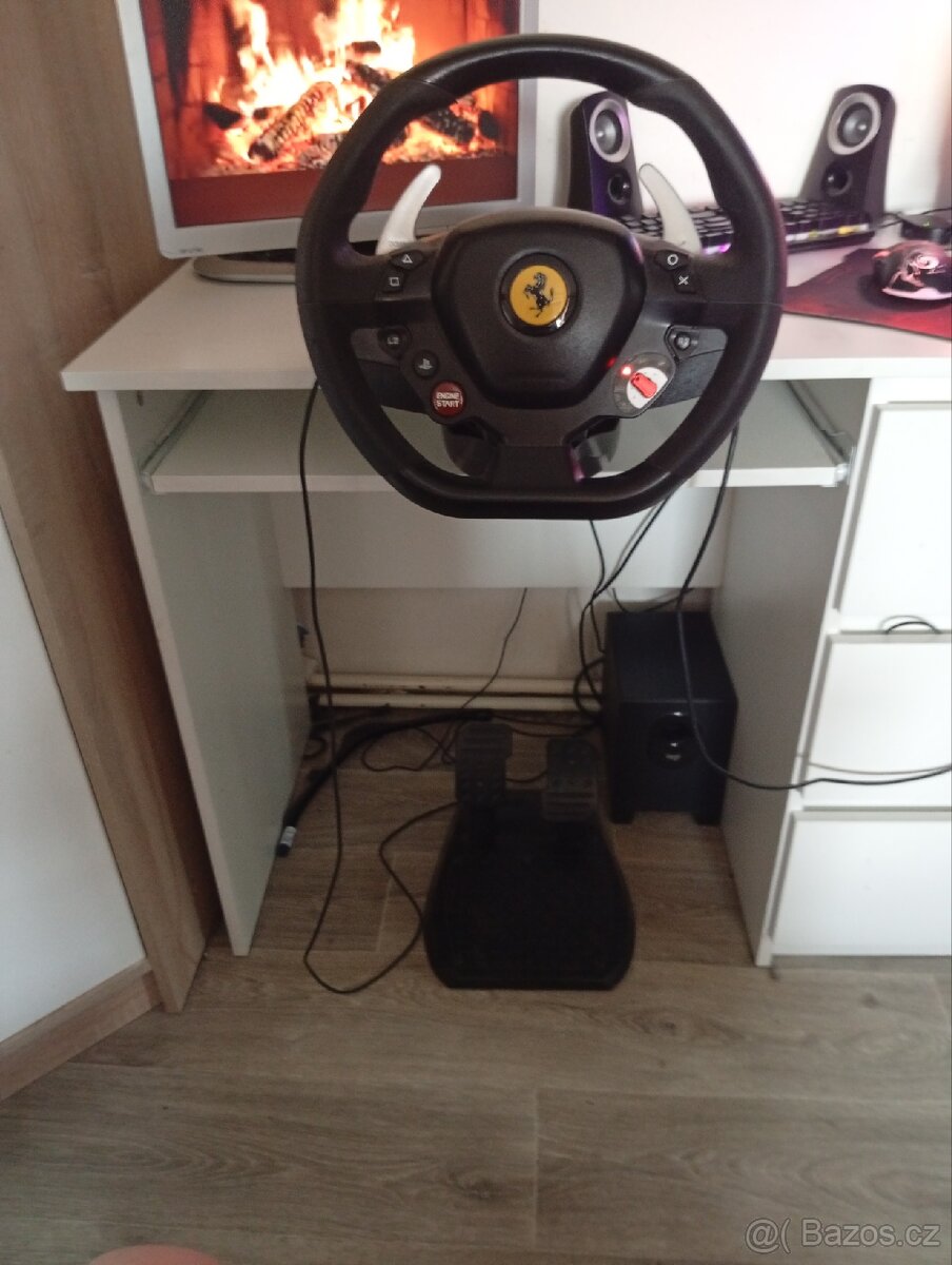 Volant z pedálama