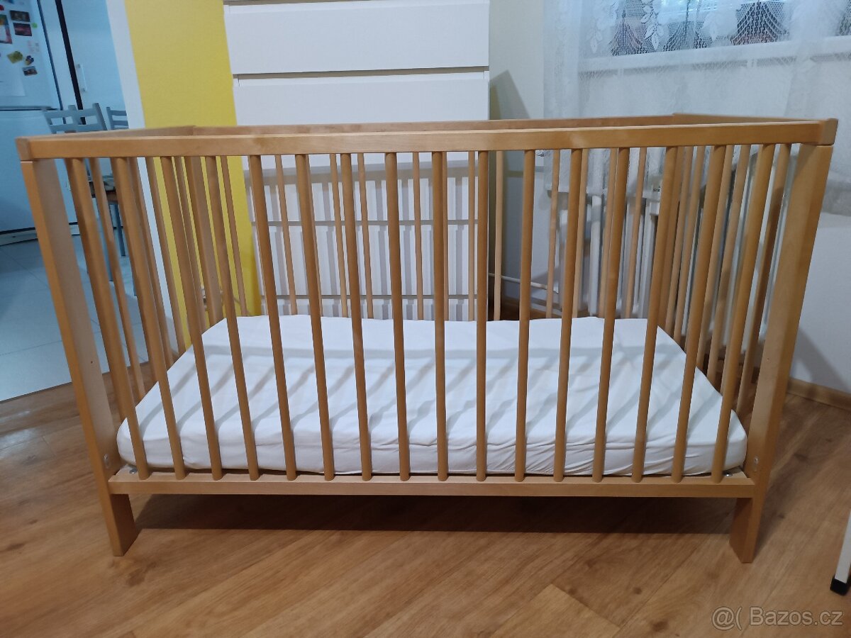 Dřevěná dětská postýlka s kokosovou madrací