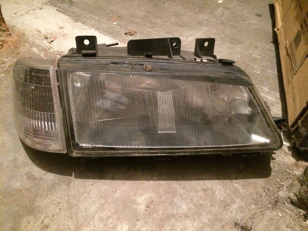 Prodám světlomet na Peugeot 405