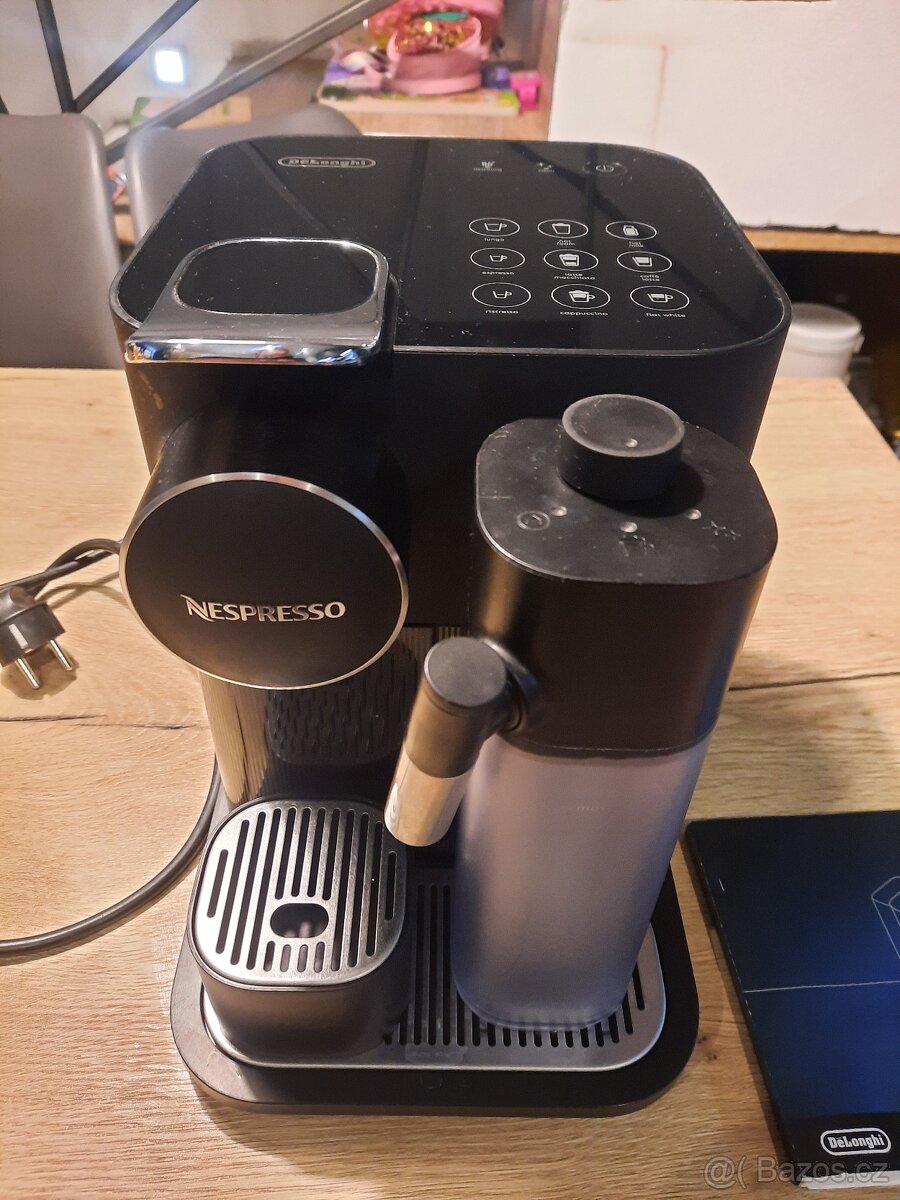 Kavovar Nespresso gran lattissima
